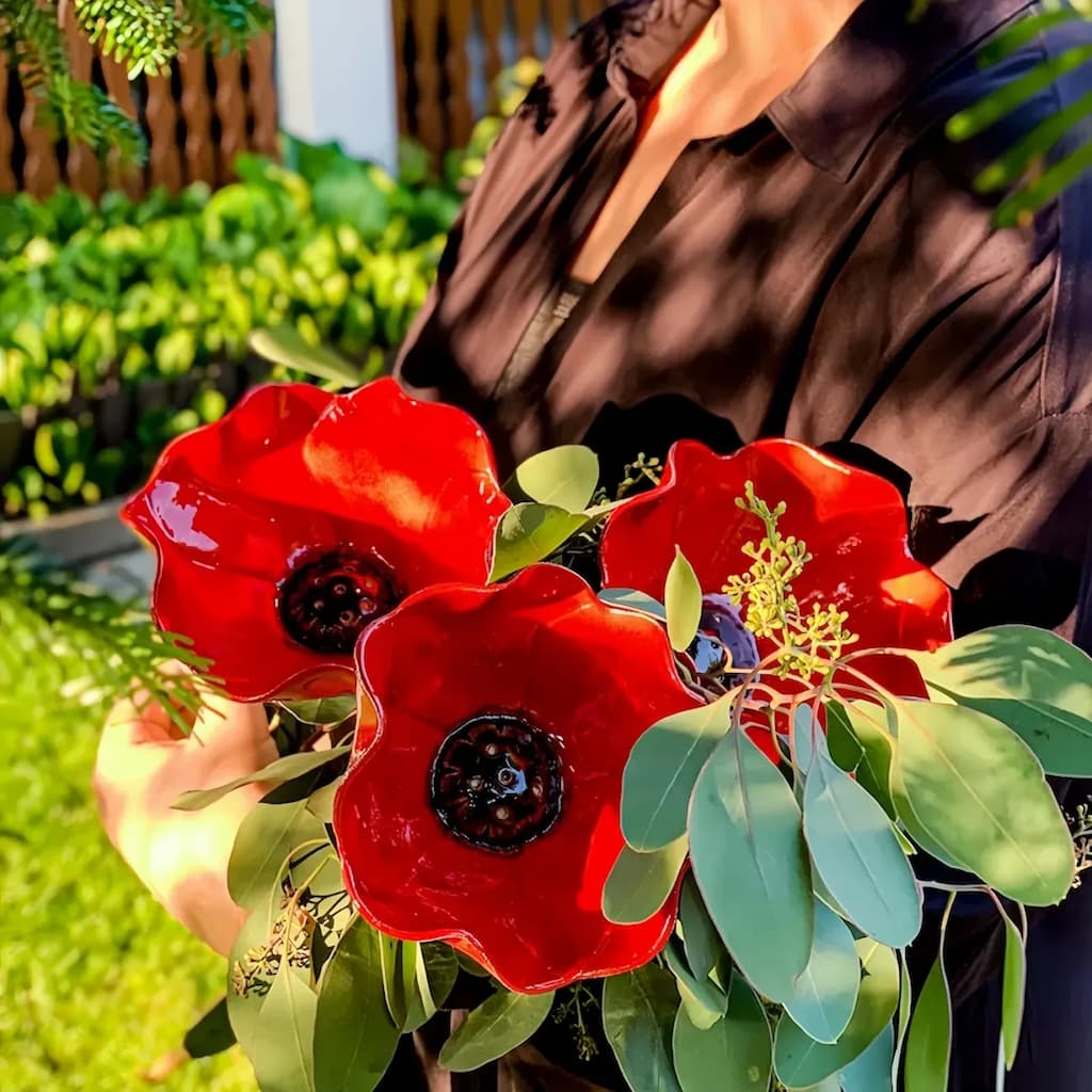 Flower Bath - Flower-Shaped Metal Sculpture for the Garden that Attracts Birds and Insects